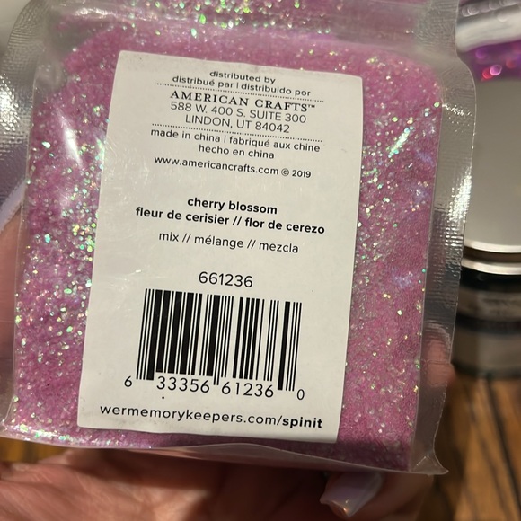 We R Memory Keepers SPIN IT POLYESTER GLITTER 5 NEW 8 used once- 10 oz bags each - Picture 7 of 17